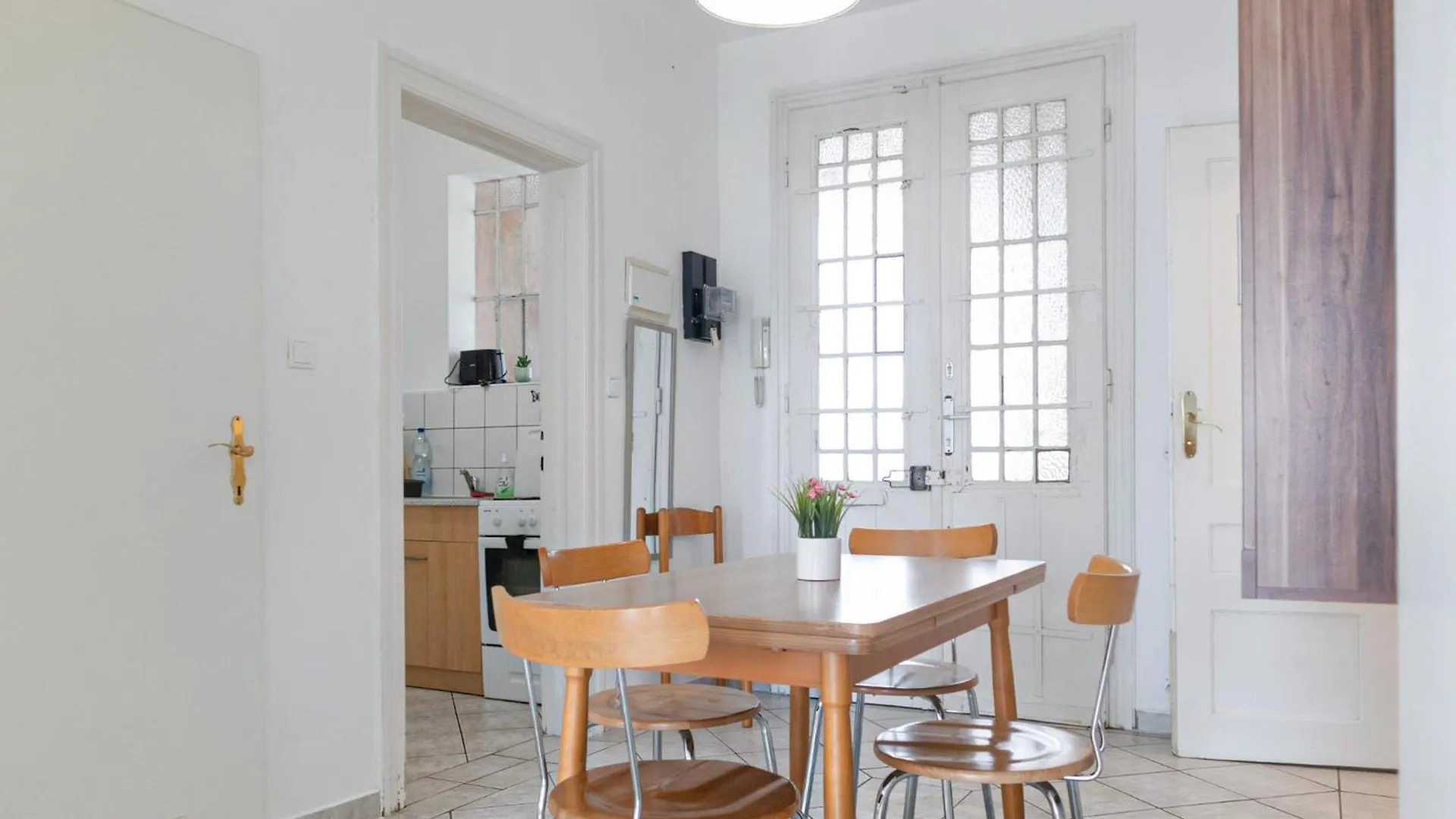 Affordable 2Br Apt Central Location In Vienna