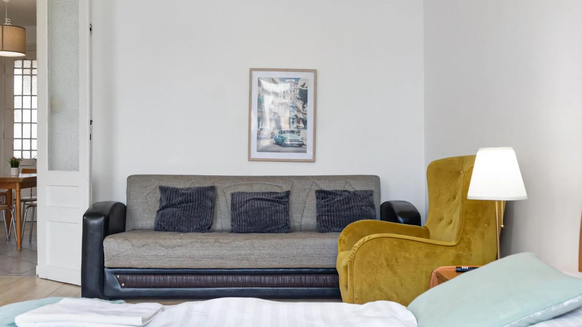 Affordable 2Br Apt Central Location In Vienna 0*,